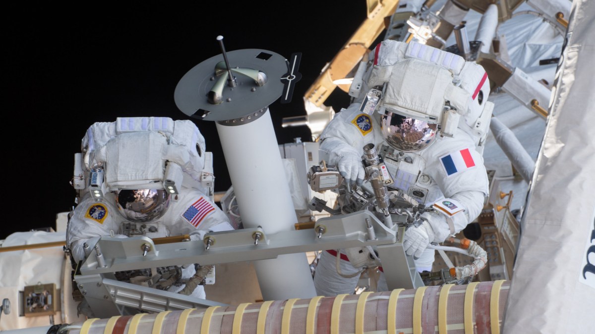 Shane Kimbrough et Thomas Pesquet en sortie extra-véhiculaire le 16 juin 2021. // Source : Flickr/CC/NASA Johnson (photo recadrée)