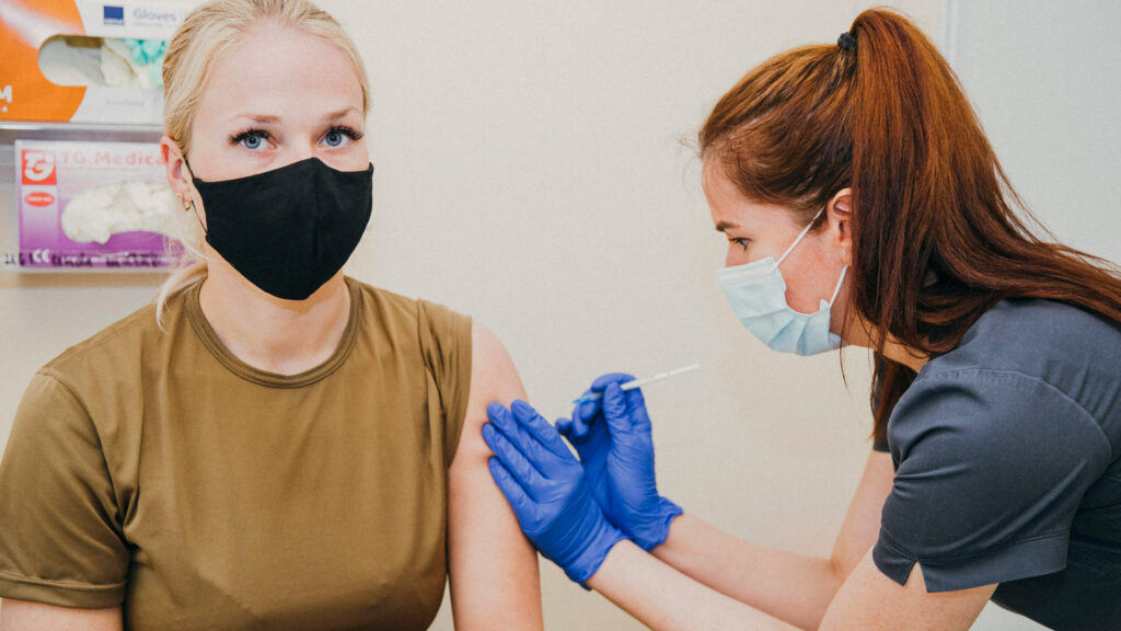 Vaccin covid-19. // Source : Flickr/CC/Latvijas armija (photo recadrée)