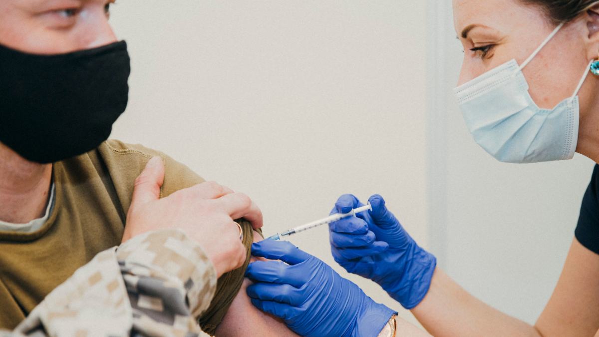 Vaccin covid-19. // Source : Flickr/CC/Latvijas armija (photo recadrée)