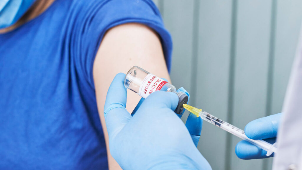 vaccin covid bras seringue dose