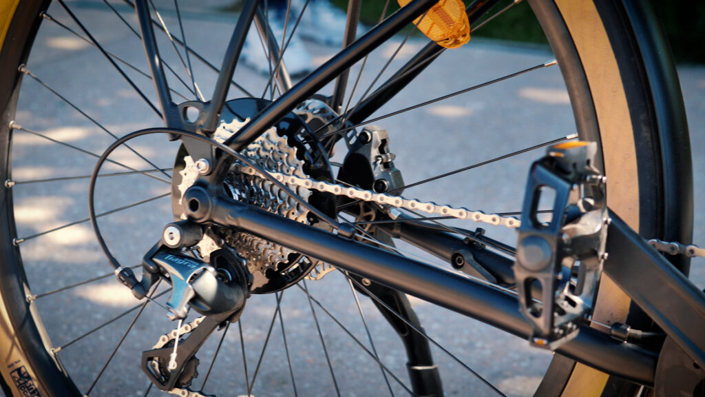 Le Vélo Mad Sport+ récemment testé a des composants classiques // Source : Louise Audry pour Numerama