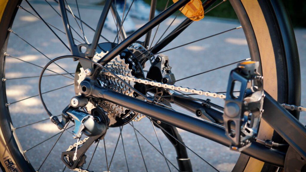 Le Vélo Mad Sport+ récemment testé a des composants classiques // Source : Louise Audry pour Numerama Le Vélo Mad Sport+ récemment testé a des composants classiques // Source : Louise Audry pour Numerama