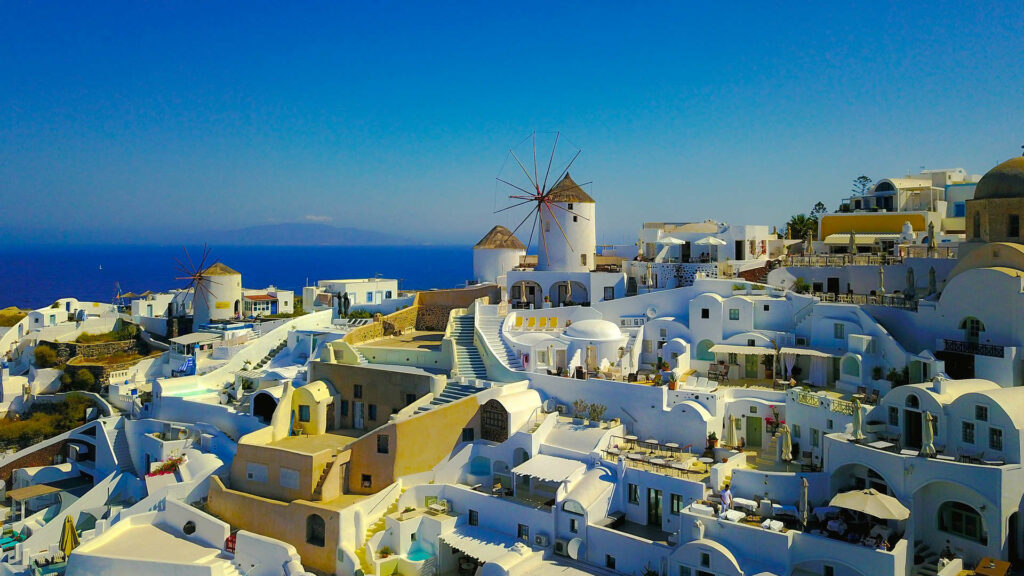 Les bâtiments peints en blanc  restent plus frais car ils réfléchissent davantage les rayons du soleil. // Source : Next Voyage / Pixabay