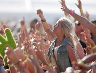 Une femme portée dans la foule à un festival en 2013 // Source : Wikimedia/Eva Rinaldi