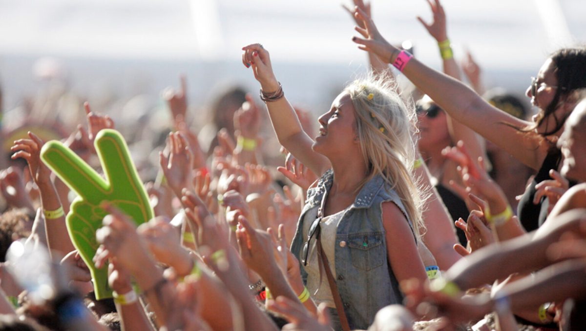 Une femme portée dans la foule à un festival en 2013 // Source : Wikimedia/Eva Rinaldi