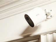 Verisure propose en option une caméra de surveillance Arlo Essential Spotlight dans ses offres de télésurveillance.