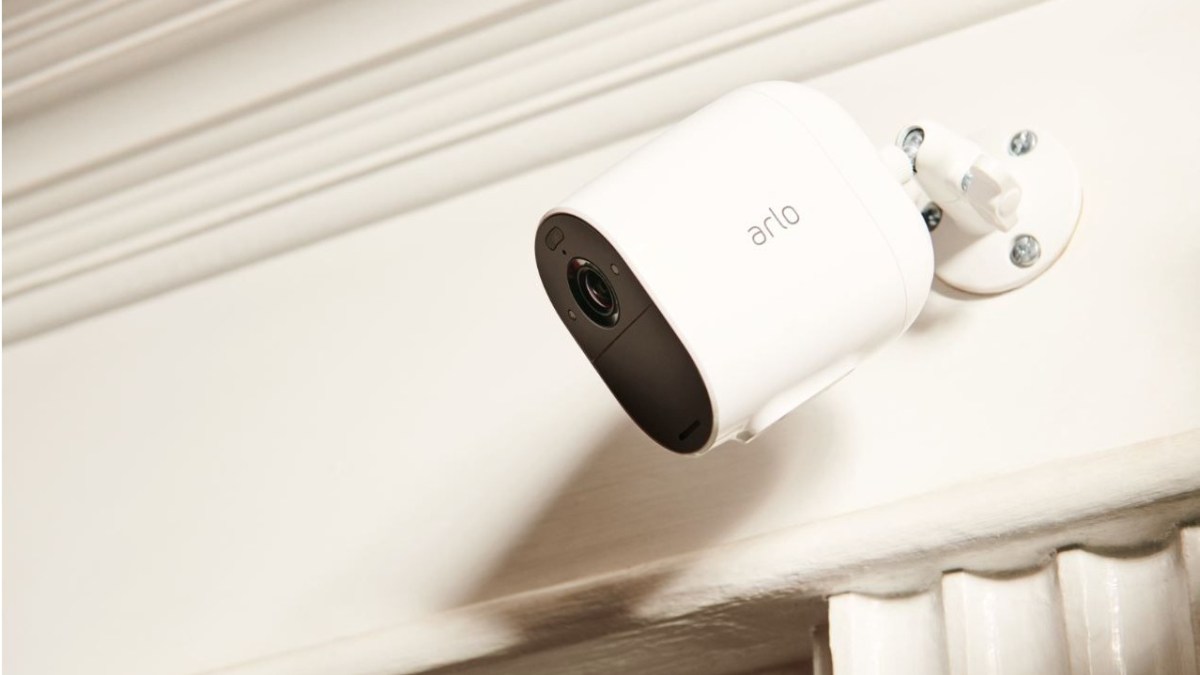 Verisure propose en option une caméra de surveillance Arlo Essential Spotlight dans ses offres de télésurveillance.