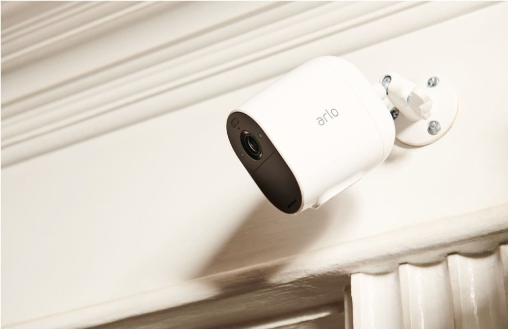 Verisure propose en option une caméra de surveillance Arlo Essential Spotlight dans ses offres de télésurveillance.