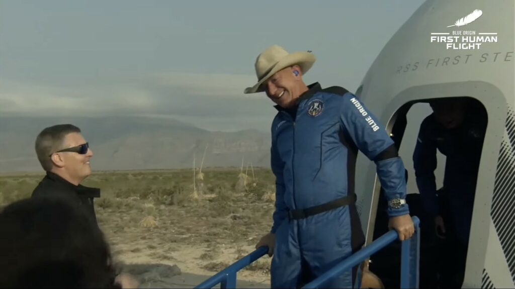 Jeff Bezos sort de la capsule après son voyage dans l'espace // Source : YouTube/Blue Origin