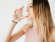 Vous avez chaud ? Pensez à boire. // Source : Pexels/ Karolina Grabowska (photo recadrée)