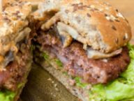 Un burger vegan. // Source : Flickr/CC/Marco Verch (photo recadrée)