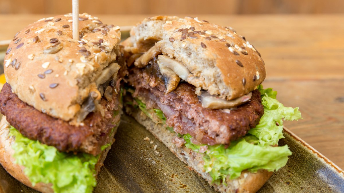 Un burger vegan. // Source : Flickr/CC/Marco Verch (photo recadrée)