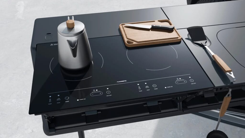Cuisine intégrée dans le pickup de Rivian // Source : Rivian Cuisine intégrée dans le pickup de Rivian // Source : Rivian