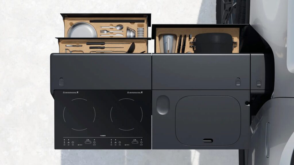 Cuisine intégrée dans le pickup de Rivian // Source : Rivian Cuisine intégrée dans le pickup de Rivian // Source : Rivian