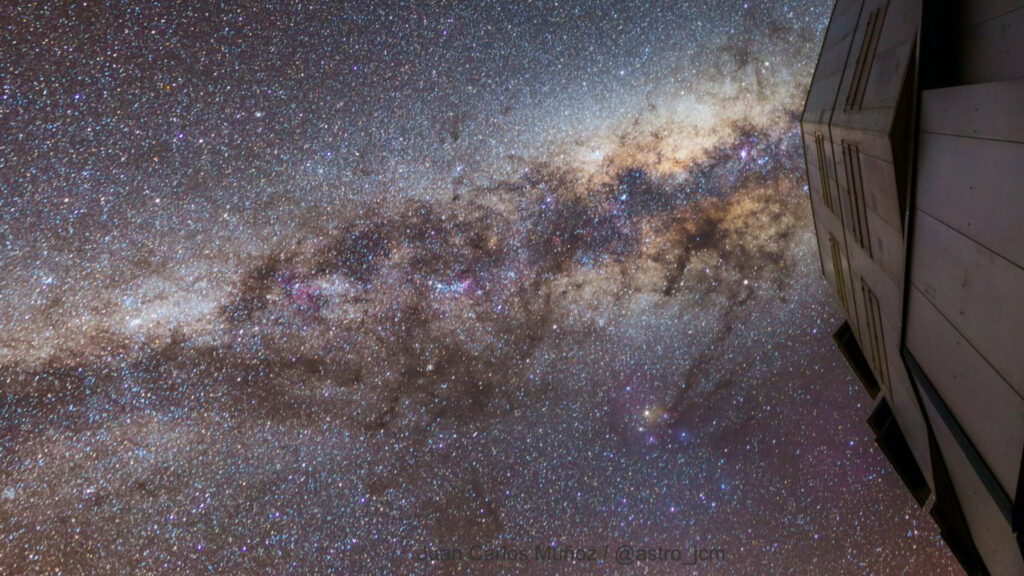 La Voie lactée photographiée par Juan Carlos Munoz. // Source : Via @astro_jcm (photo recadrée)