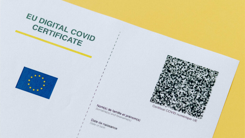 Certificat de vaccination covid. // Source : Pexels/Nataliya Vaitkevich (photo recadrée)
