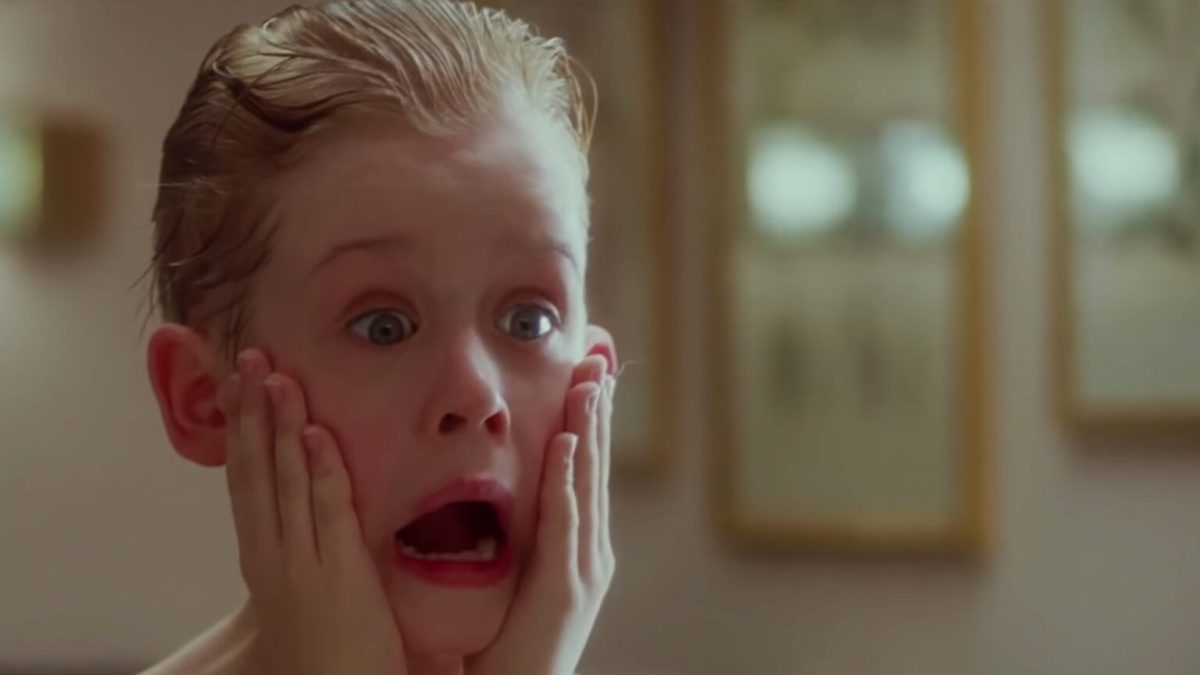 Un adolescent rate son avion à cause d'une mauvaise blague. // Source : Home Alone