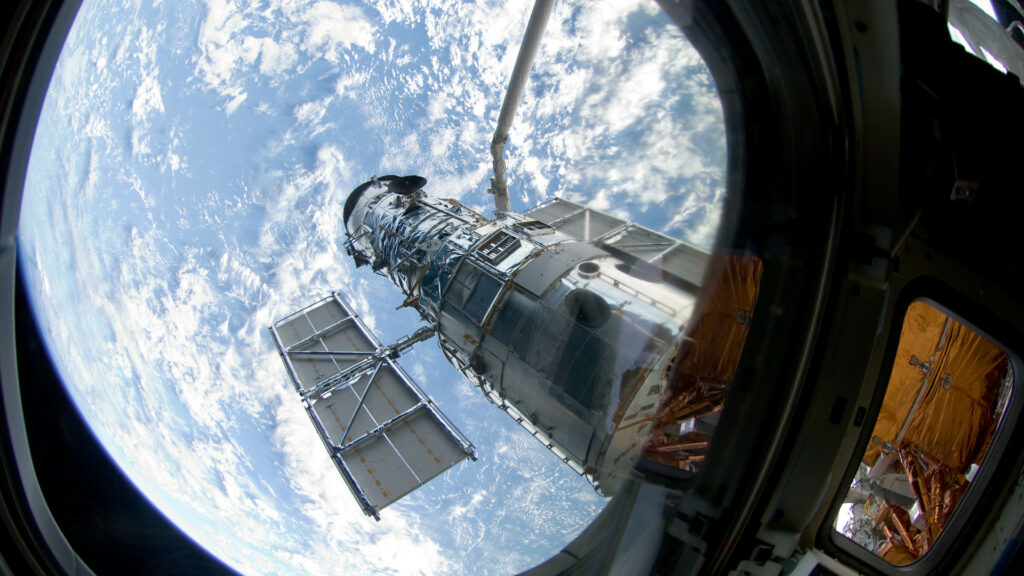 Hubble vu depuis le Space shuttle. // Source : Nasa (photo recadrée)