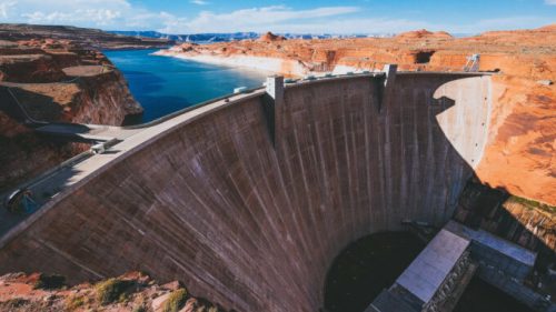 Les barrages permettent de produire de l'électricité bas carbone. // Source : John Gibbons / Unsplash