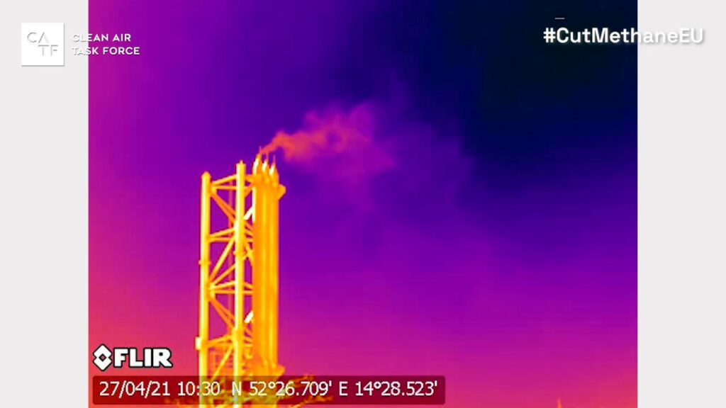 Image d'une fumée faite de méthane sur un site filmé par Clean Air Task Force. // Source : Clean Air Task Force