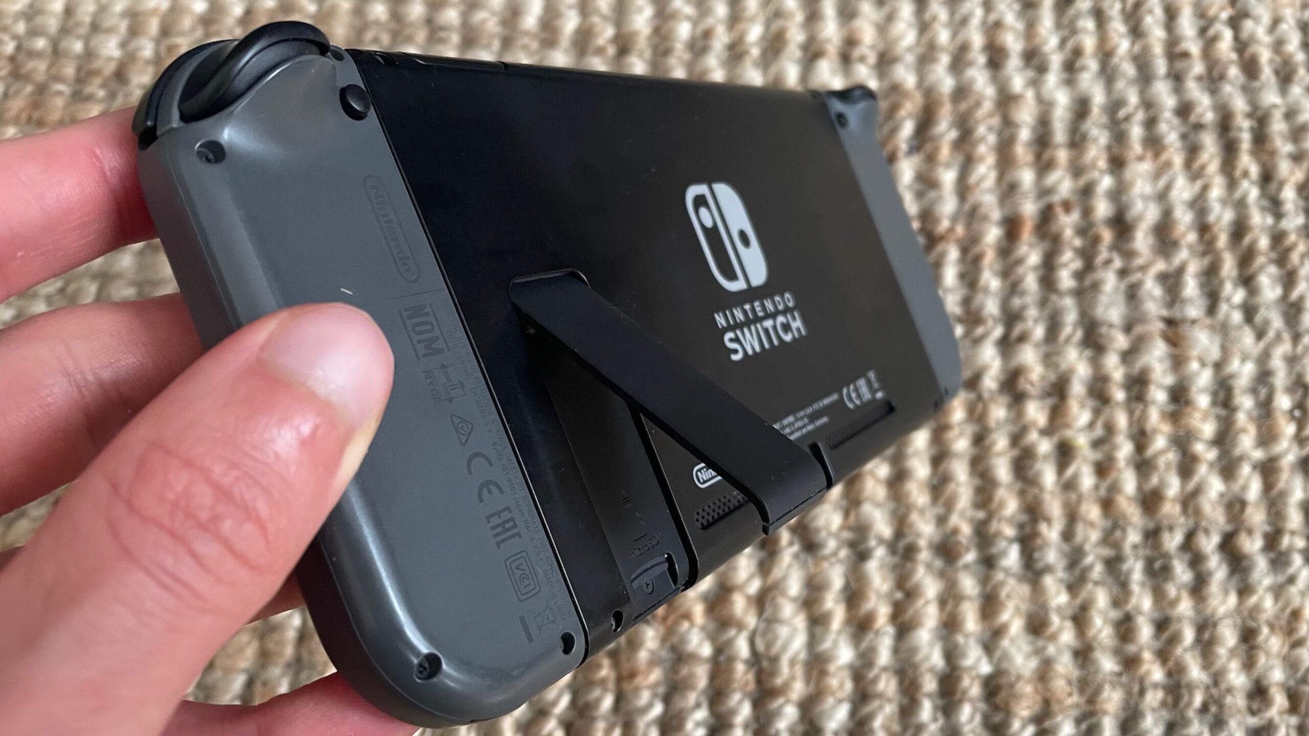 L'écran de la Nintendo Switch OLED est équipé d'un film de protection (à ne  pas retirer) - Numerama