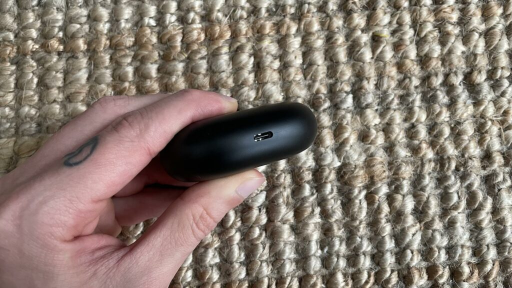 Le port USB-C du boîtier des écouteurs Beats Studio Buds // Source : Maxime Claudel pour Numerama Le port USB-C du boîtier des écouteurs Beats Studio Buds // Source : Maxime Claudel pour Numerama