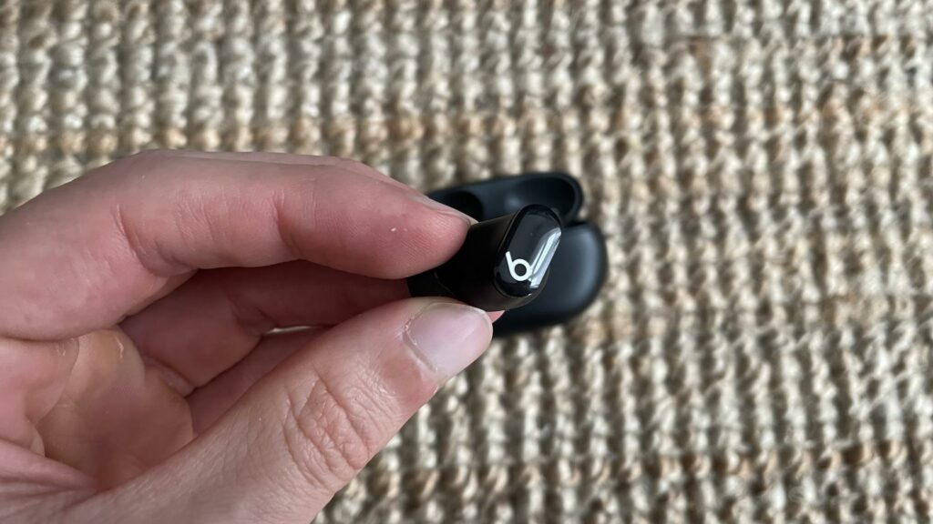 Un écouteur Beats Studio Buds // Source : Maxime Claudel pour Numerama Un écouteur Beats Studio Buds // Source : Maxime Claudel pour Numerama