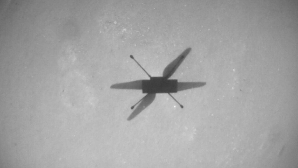 L'ombre d'Ingenuity sur Mars, pendant son dixième vol. // Source : Twitter @NASAJPL (photo recadrée)