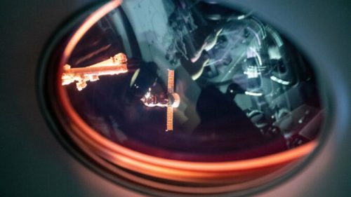 Le vaisseau Progress 77 approchant de l'ISS. // Source : Flickr/CC/Nasa Johnson (photo recadrée)