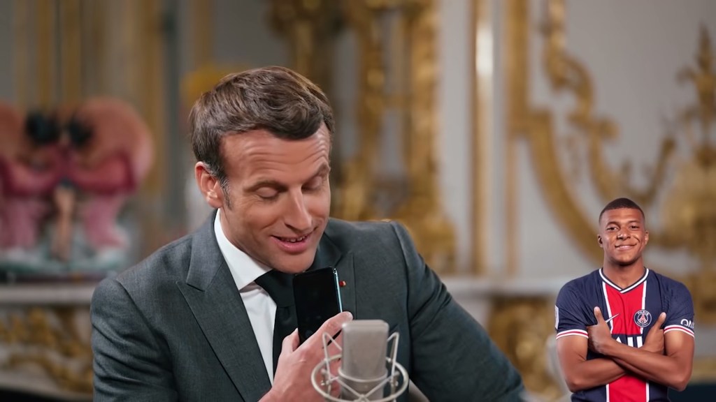 Macron qui parle dans son iPhone. // Source : McFly et Carlito