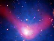 L'amas de galaxies se déplace le long du filament de gaz. // Source : X-ray: (Chandra: NASA/CXC/Univ. Bonn/A. Veronica et al; XMM-Newton: ESA/XMM-Newton); Optical: DES/DOE/FNAL/DECam/CTIO/NOIRLab/NSF/AURA; Radio: CSIRO/ASKAP/EMU