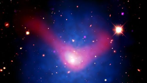 L'amas de galaxies se déplace le long du filament de gaz. // Source : X-ray: (Chandra: NASA/CXC/Univ. Bonn/A. Veronica et al; XMM-Newton: ESA/XMM-Newton); Optical: DES/DOE/FNAL/DECam/CTIO/NOIRLab/NSF/AURA; Radio: CSIRO/ASKAP/EMU