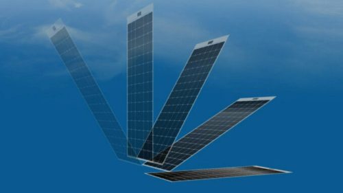 Les panneaux solaires Maxeon Air se collent directement sur le toit comme un sticker. // Source : Maxeon
