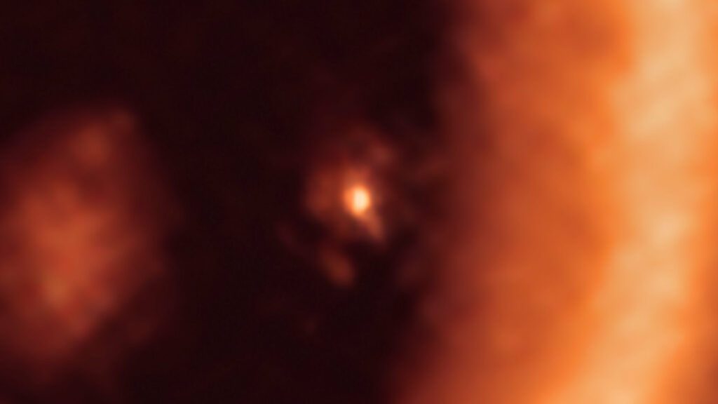 Vue rapprochée du disque lunaire entourant PDS 70c. // Source : ALMA (ESO/NAOJ/NRAO)/Benisty et al. (image recadrée)