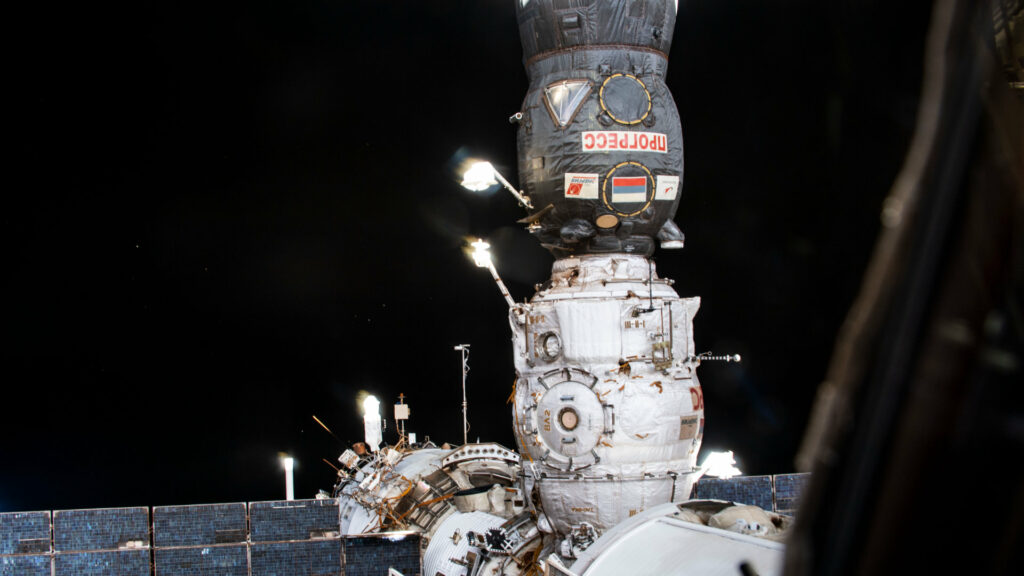 Le cargo Progress 77 amarré à Pirs sur l'ISS. // Source : Flickr/CC/Nasa Johnson (photo recadrée)