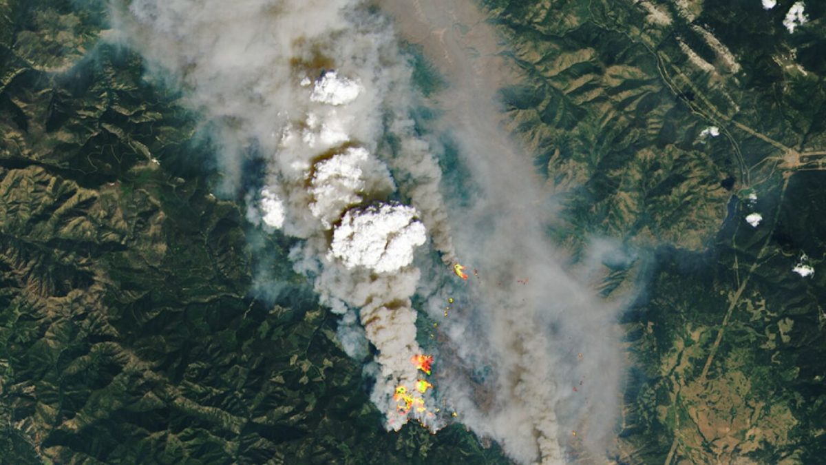 Pyrocumulus générés par les incendies de la vague de chaleur de juin 2021 à Lytton, au Canada. // Source : Nasa