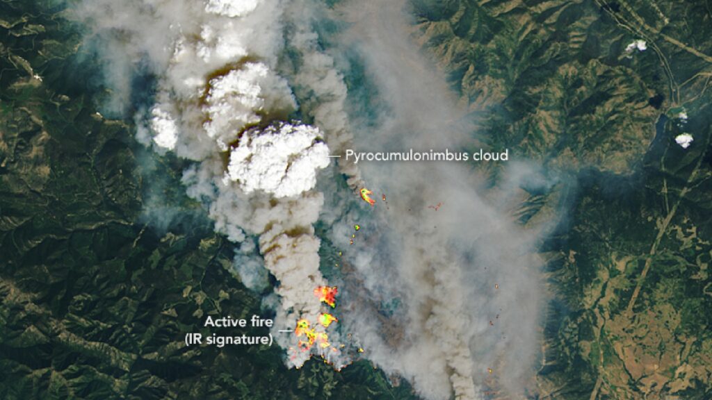 Le pyrocumulus formé au-dessus de la ville de Lytton, consécutivement à la vague de chaleur historique de juin 2021. // Source : Nasa