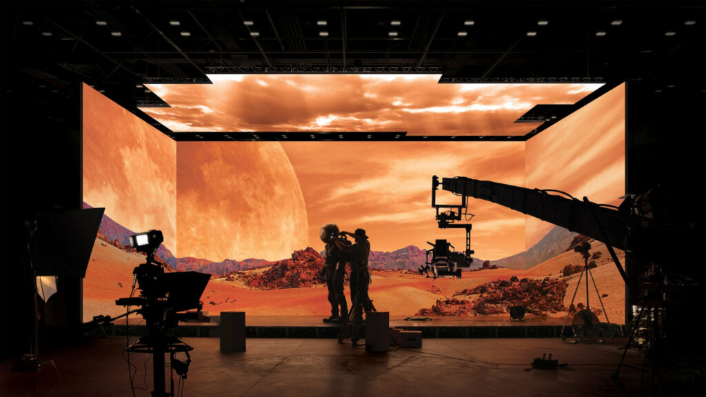 Un acteur et l'équipe de tournage devant un écran MicroLED // Source : Samsung