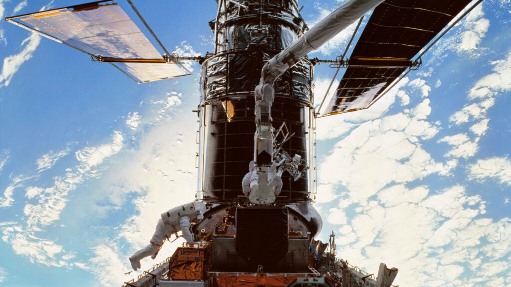 Hubble lors de la mission de maintenance STS-103, en 1999. // Source : Flickr/CC/Nasa (photo recadrée)
