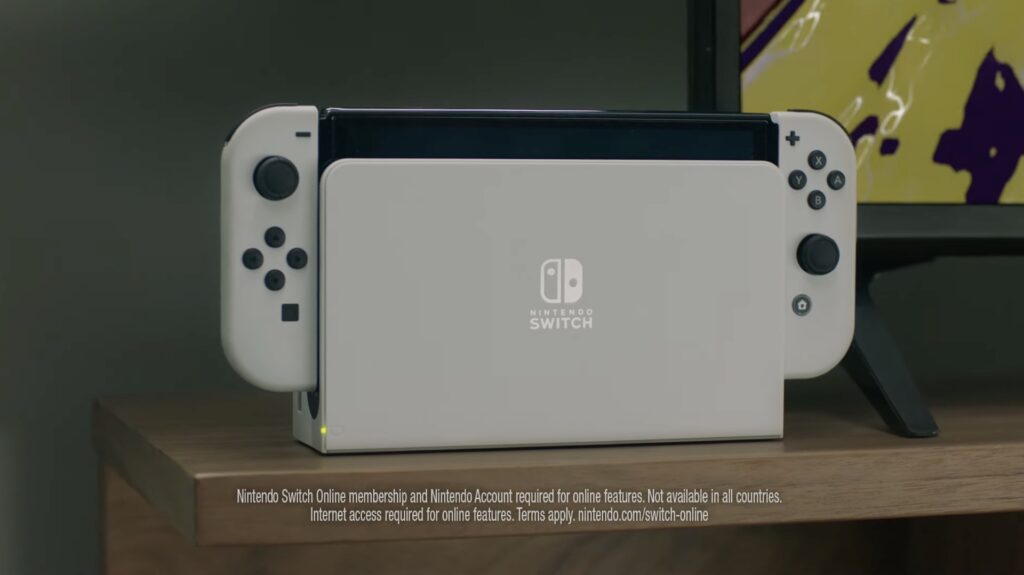 La nouvelle Nintendo Switch OLED sur son dock // Source : YouTube/Nintendo