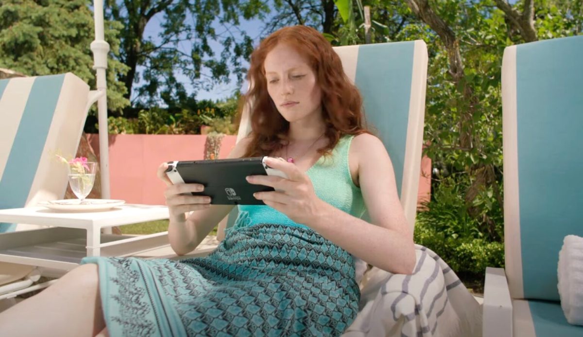 Une femme joue à la Switch OLED dans une pub de Nintendo // Source : YouTube/Nintendo