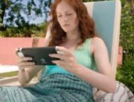 Une femme joue à la Switch OLED dans une pub de Nintendo // Source : YouTube/Nintendo