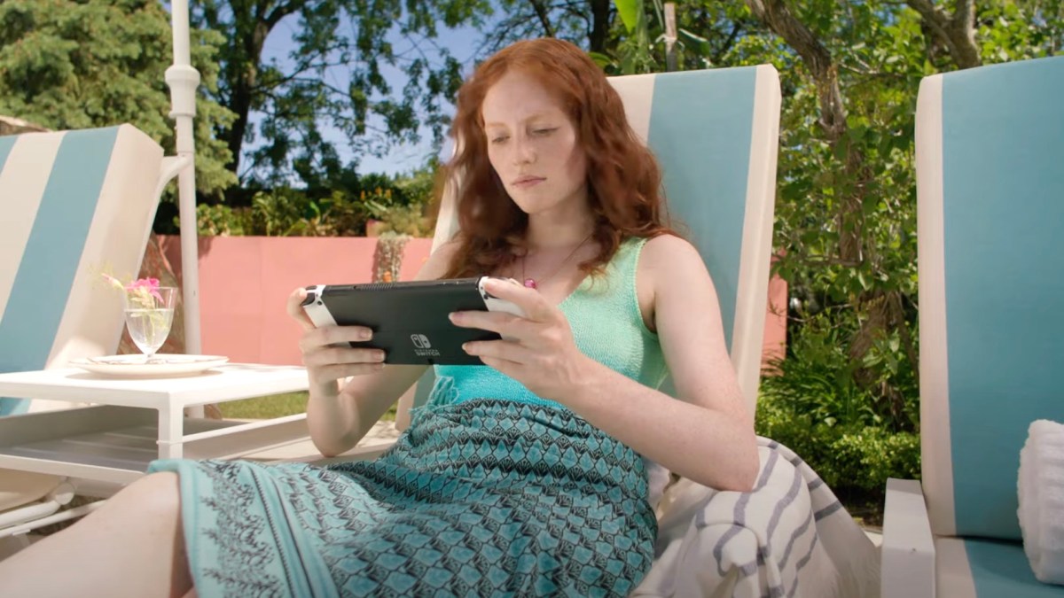 Une femme joue à la Switch OLED dans une pub de Nintendo // Source : YouTube/Nintendo