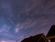 Ciel étoilé au-dessus des toits. // Source : Pexels/Stuart Pritchards (photo recadrée)