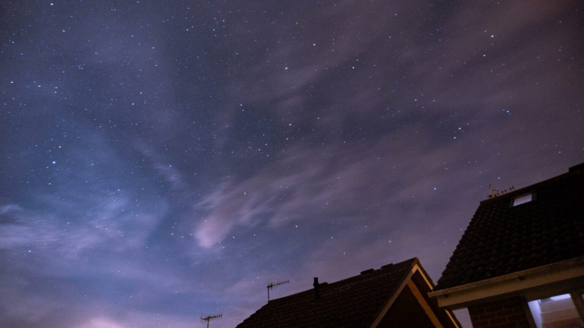 Ciel étoilé au-dessus des toits. // Source : Pexels/Stuart Pritchards (photo recadrée)