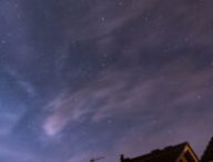 Ciel étoilé au-dessus des toits. // Source : Pexels/Stuart Pritchards (photo recadrée)