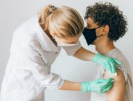Patient se faisant vacciner contre la maladie Covid-19. // Source : Pexels/Nataliya Vaitkevich (photo recadrée)