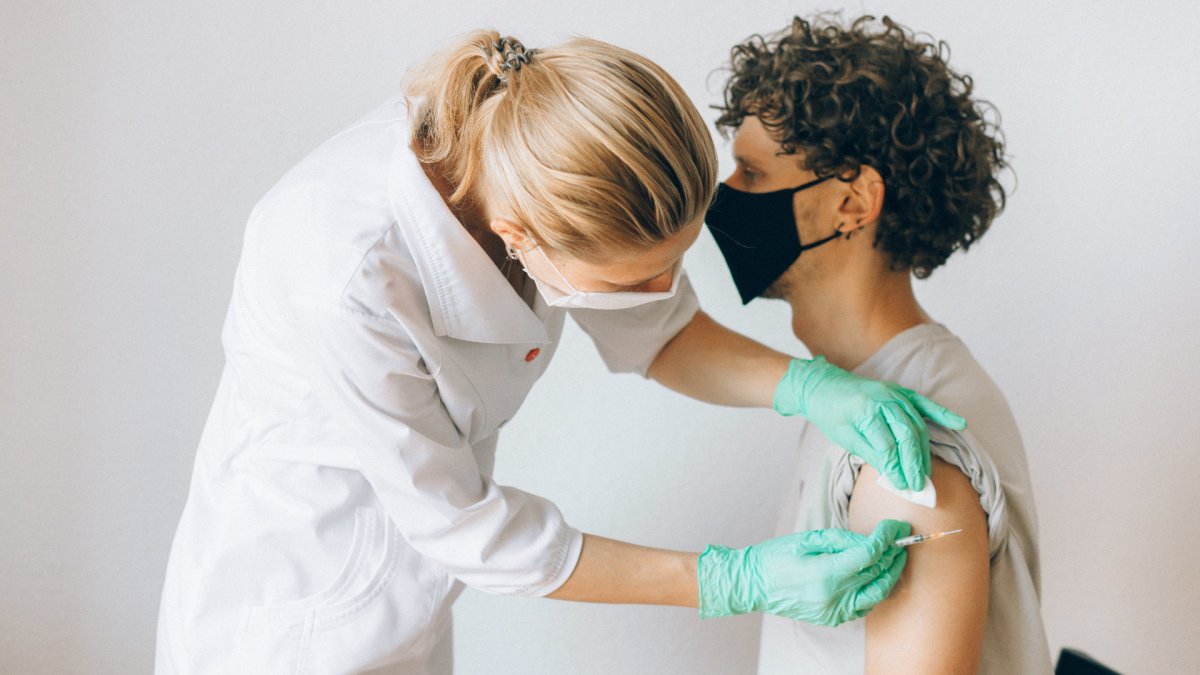 Patient se faisant vacciner contre la maladie Covid-19. // Source : Pexels/Nataliya Vaitkevich (photo recadrée)