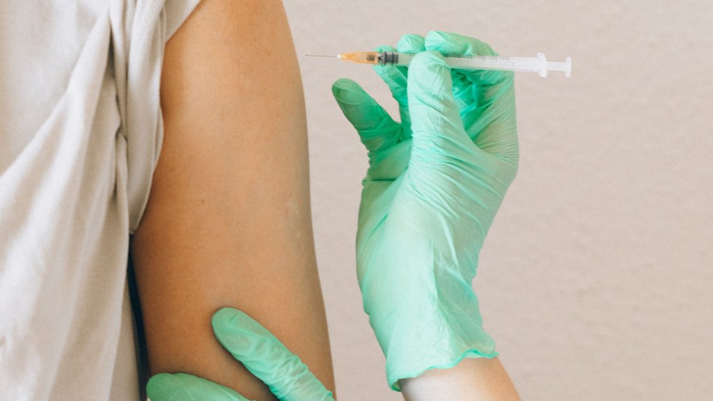 Vaccin contre la maladie Covid-19. // Source : Pexels/Nataliya Vaitkevich (photo recadrée)