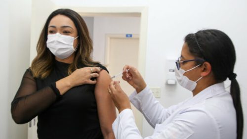 Vaccination contre la maladie covid-19. // Source : Flickr/CC/Flickr oficial do Governo do Estado de São Paulo. (photo recadrée)